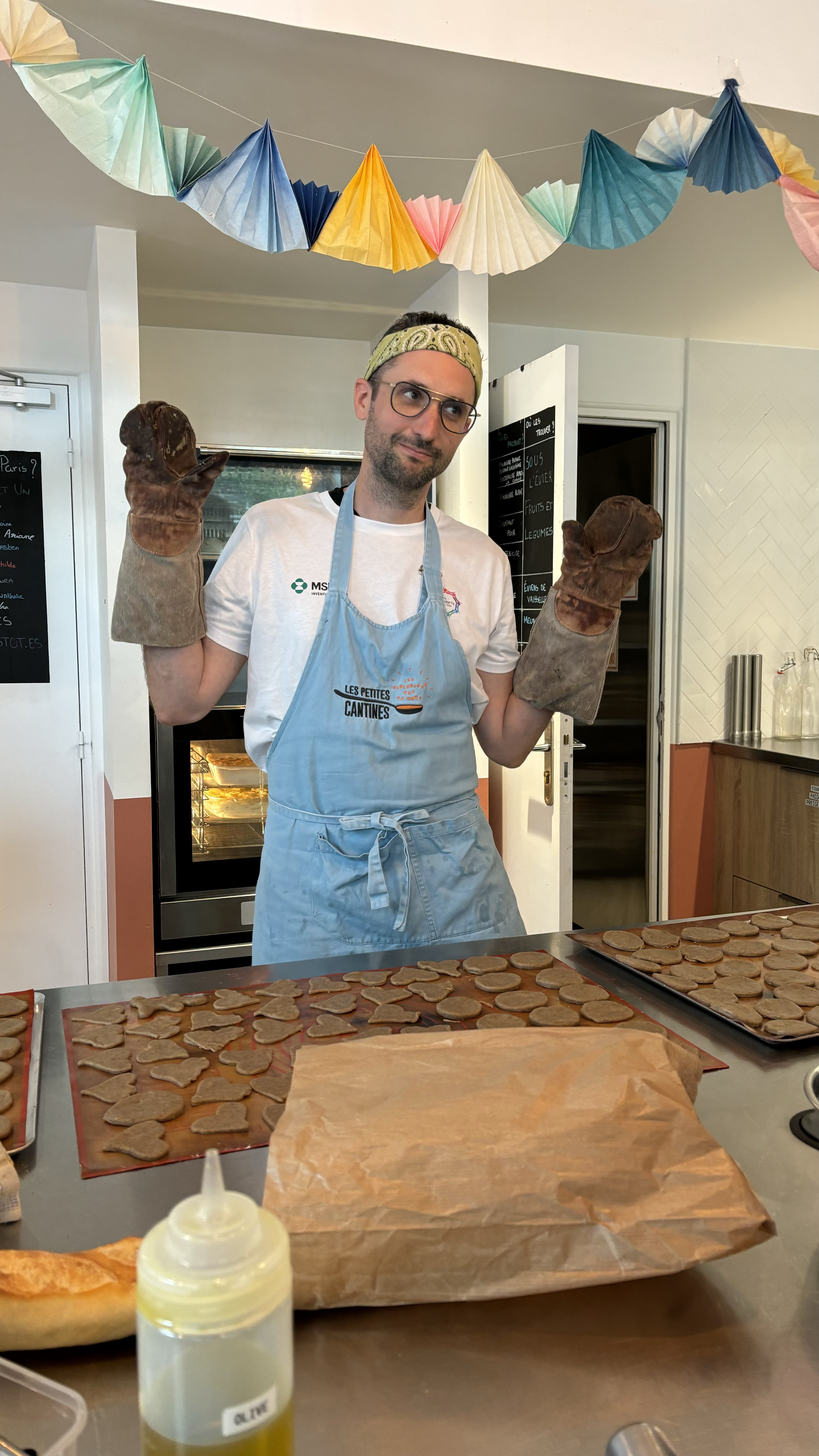 Collaborateur preparant des biscuits