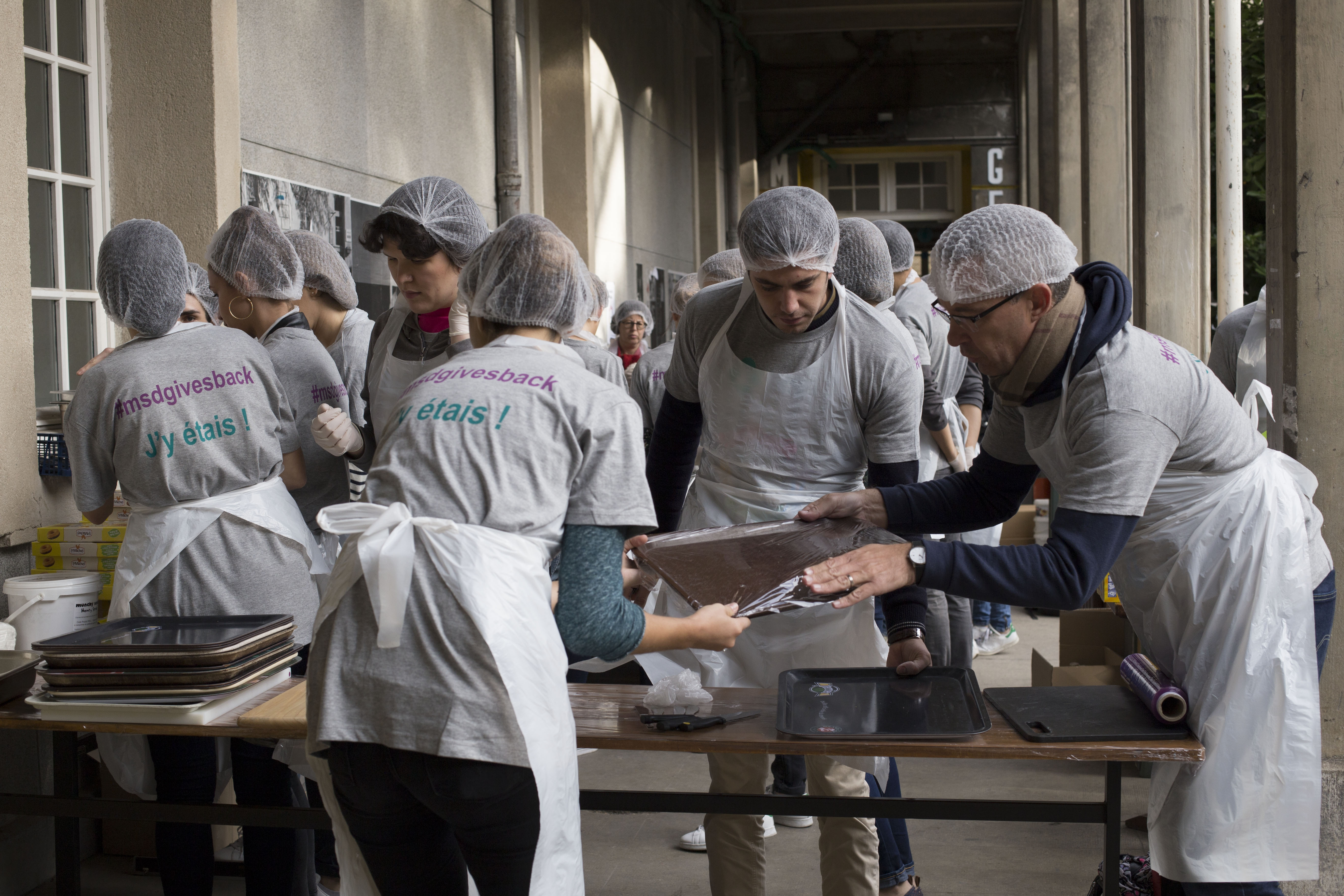 Collaborateurs lors d_une distribution alimentaire1
