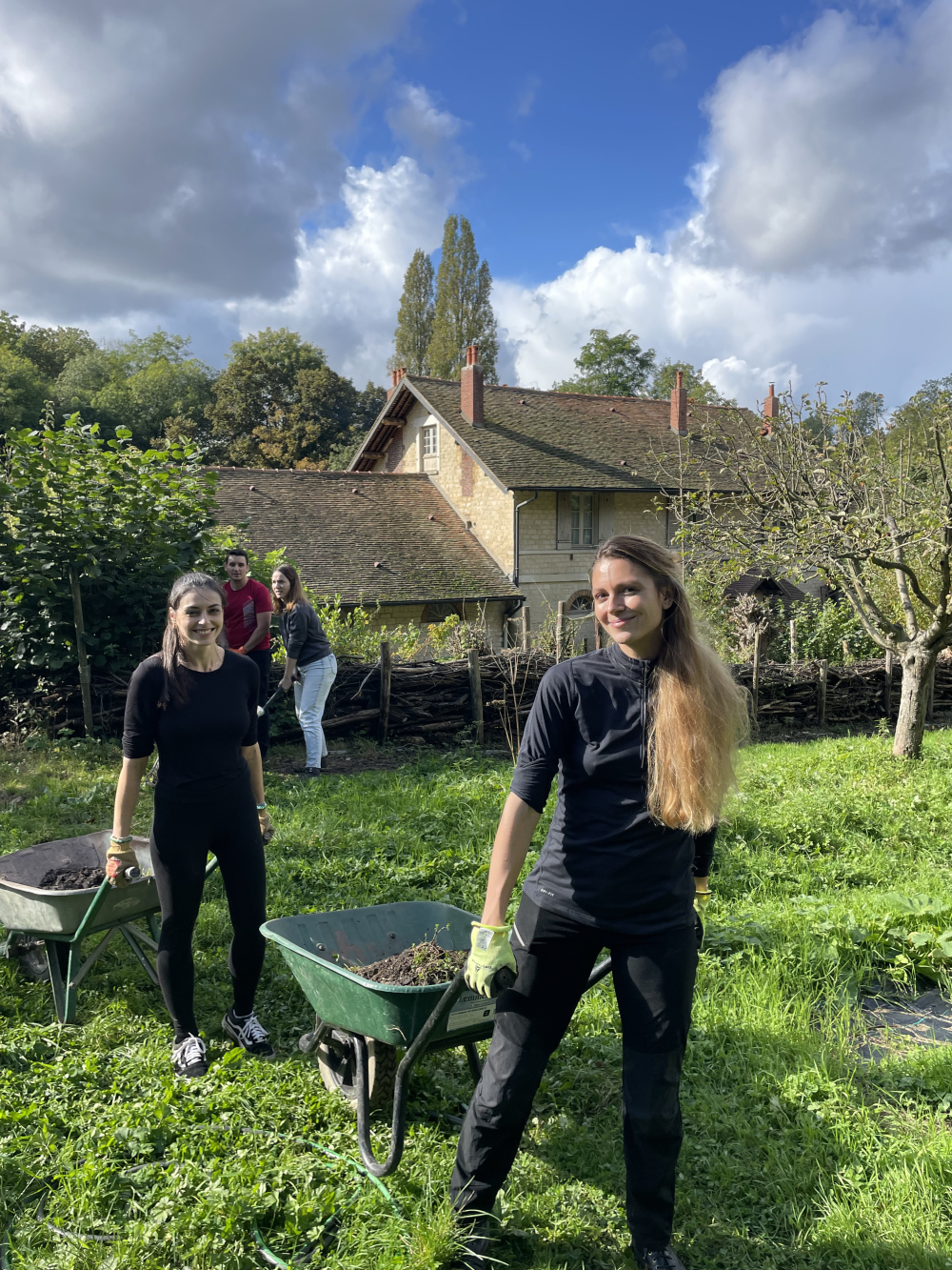 Photo de deux femmes travaillant en extérieur