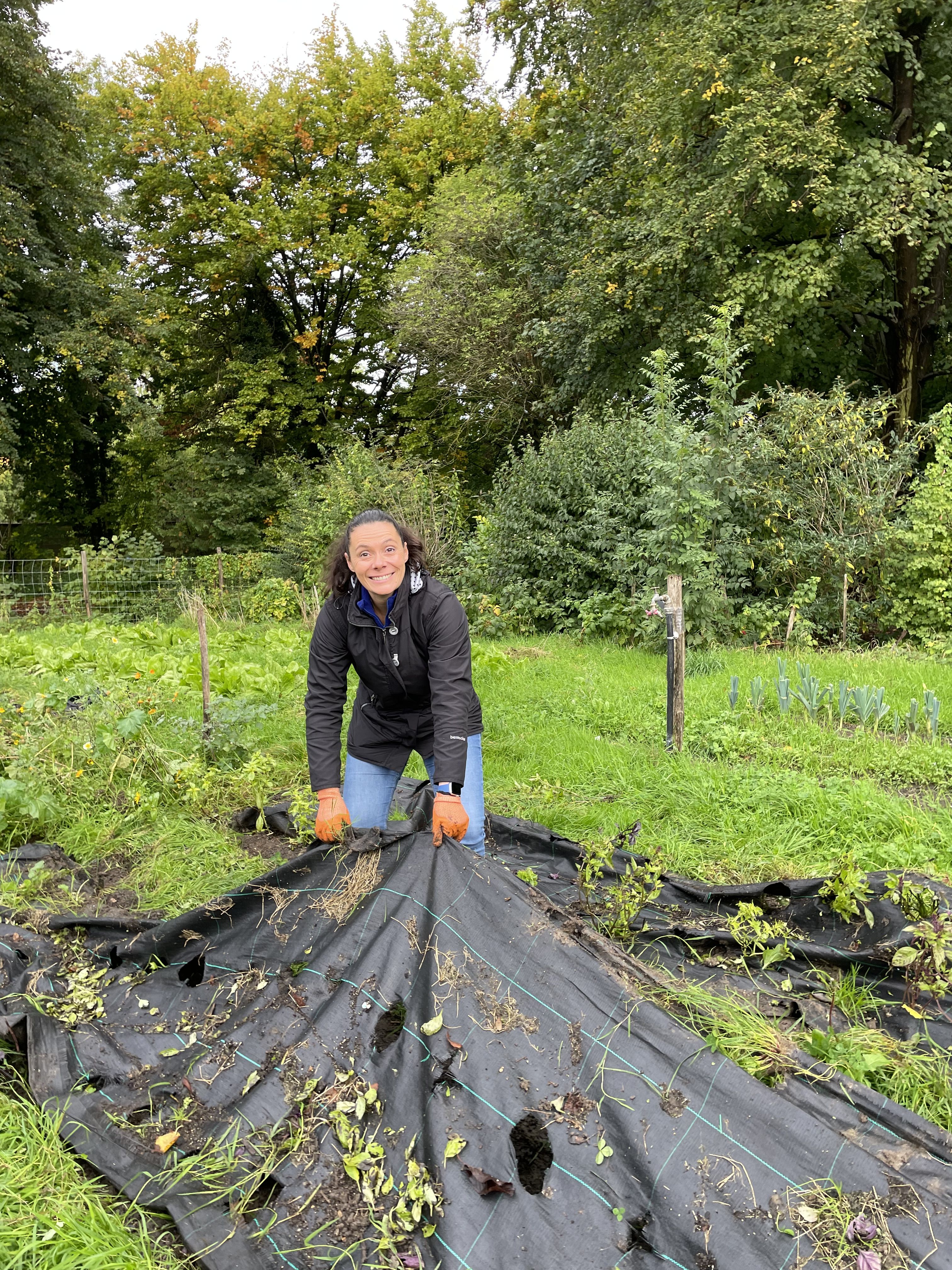 Collaboratrice lors d_une action de jardinage